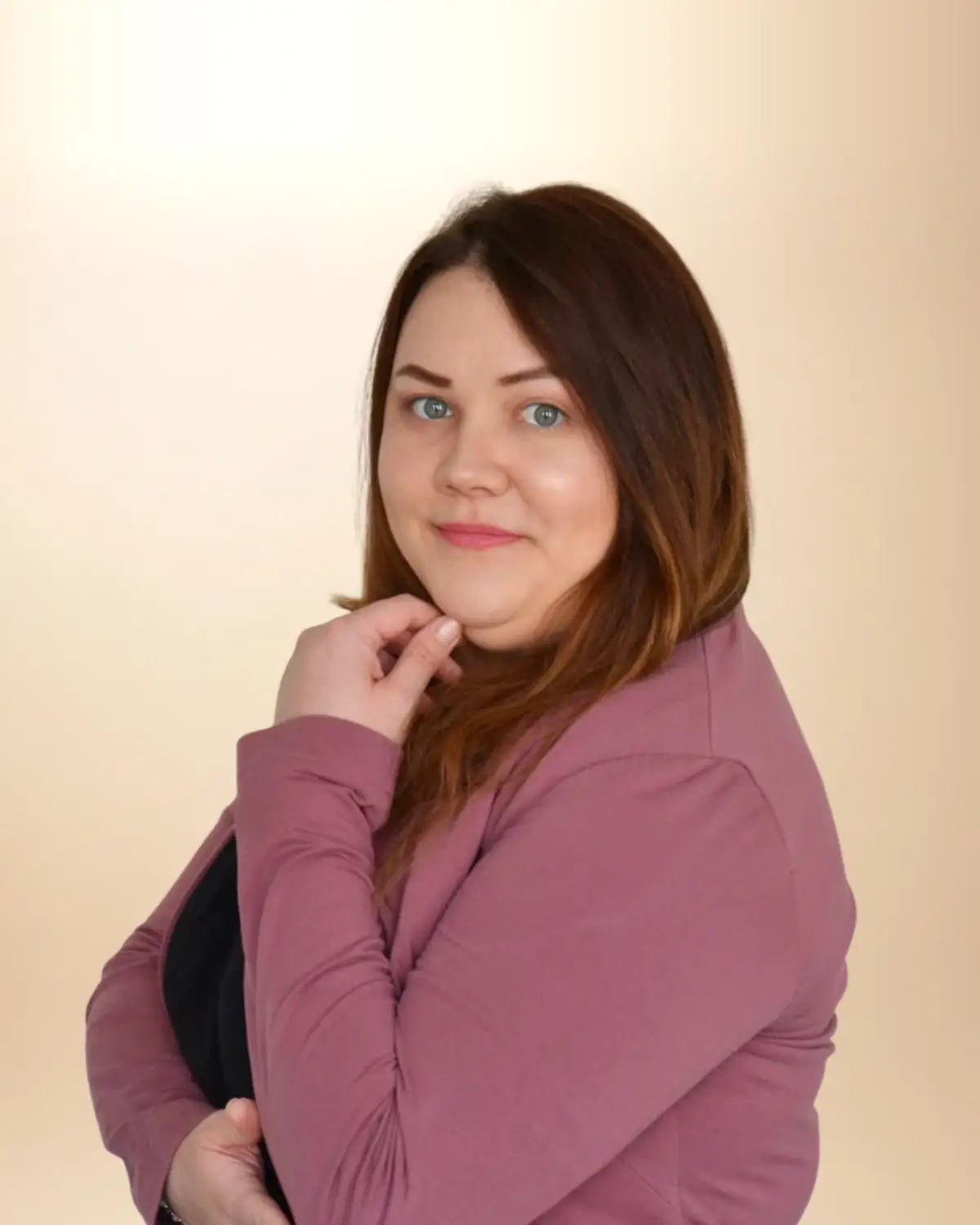 Marta Wiśniewska, psycholog dziecięcy, w malinowej marynarce, z dłonią przy brodzie